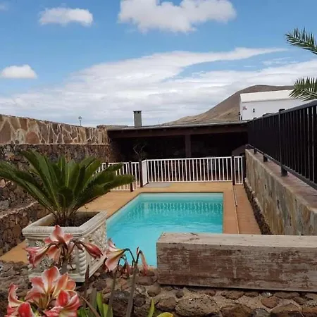 Villa Sleeps 6 Pool Wifi
